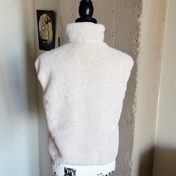 H&M Cream Colored Faux Fur Lightweight Quarter Zip Teddy Vest - Picture 5 of 8
